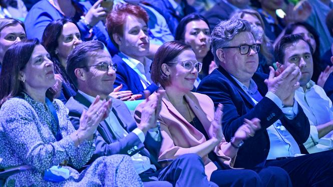 Utrikesminister Maria Malmer Stenergard flankerad av partisekreterare Karin Enström, statsminister Ulf Kristersson och justitieminister Gunnar Strömmer på Moderaternas Sverigemöte på fredagen.