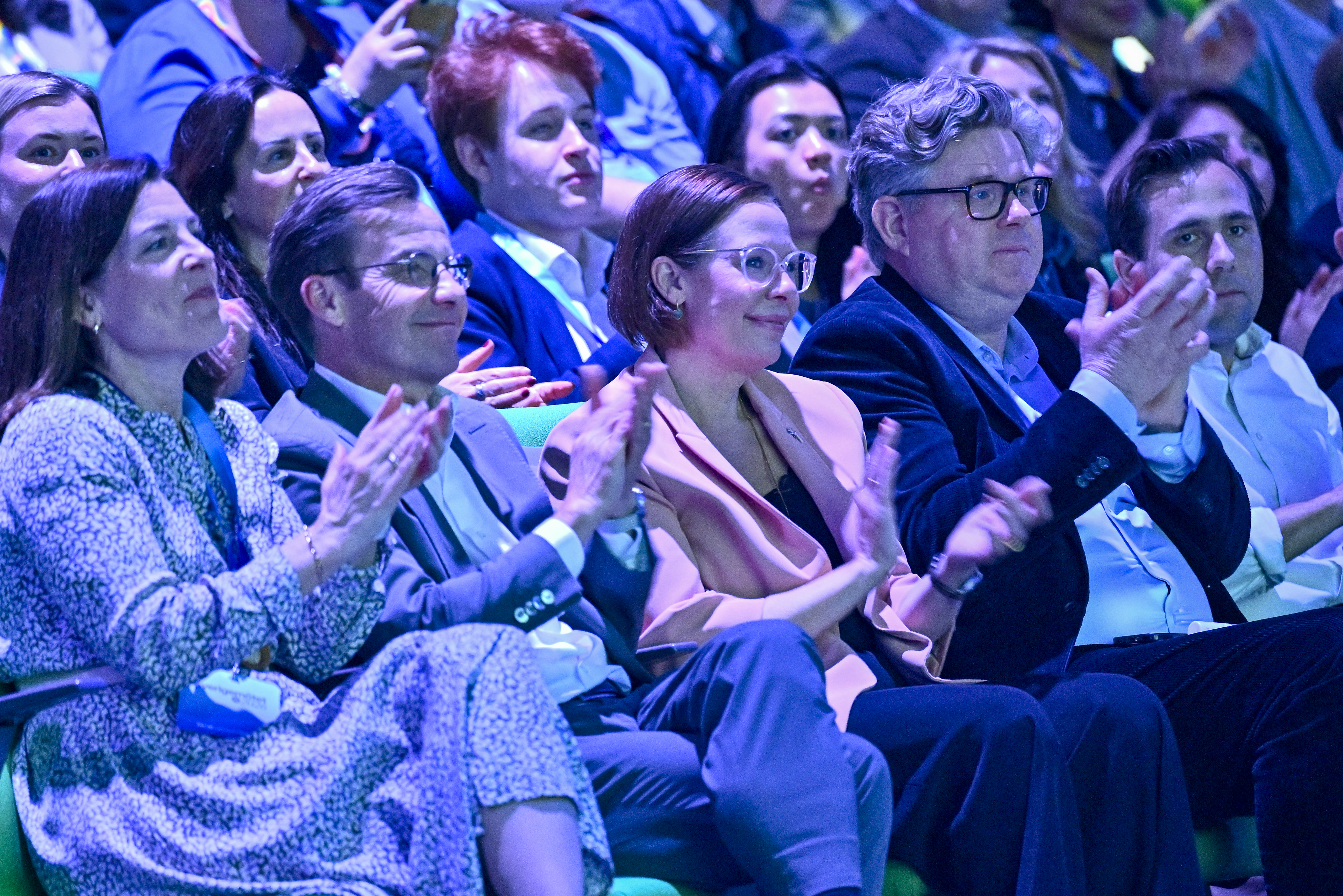Utrikesminister Maria Malmer Stenergard flankerad av partisekreterare Karin Enström, statsminister Ulf Kristersson och justitieminister Gunnar Strömmer på Moderaternas Sverigemöte på fredagen.