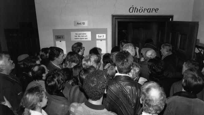 Åhörare går in till rättssalen i februari 1988 för att bevittna rättegången mot de två läkare som senare frikändes för mordet på 27-åriga Catrine da Costa. 