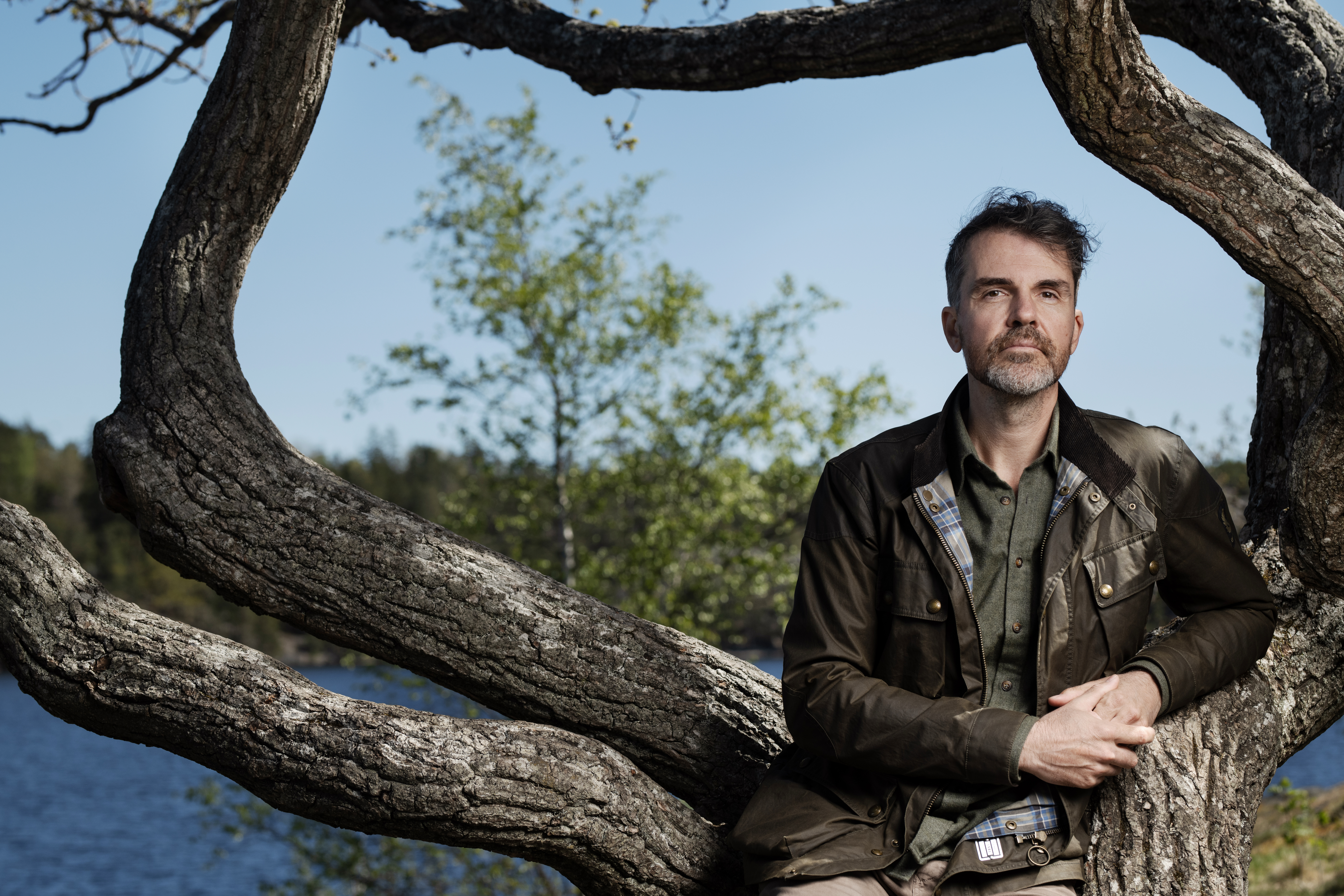 "Jag är inte emot jakt. Min bok handlar om hur viltförvaltningen har spårat ur", säger Misha Istratov, aktuell med boken "Jägarens Rike ” som tar sikte på hur en liten minoritet jägare tillåts styra svensk jaktpolitik.