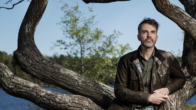 "Jag är inte emot jakt. Min bok handlar om hur viltförvaltningen har spårat ur", säger Misha Istratov, aktuell med boken "Jägarens Rike ” som tar sikte på hur en liten minoritet jägare tillåts styra svensk jaktpolitik.