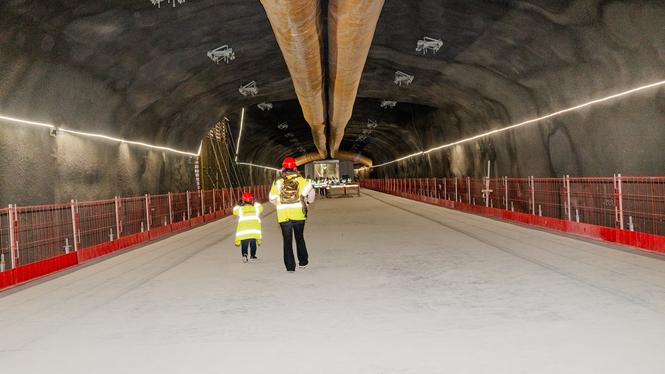 Härifrån tar det sex minuter till T-centralen (plus fyra år). I dagsläget är det snabbare att ta gröna linjen 70 meter upp – då tar det nio minuter.