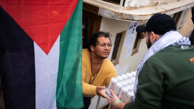 Deltagare i Global sumud flotilla förbereder för avfärd i Barcelona i mitten av april.