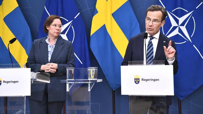 Utrikesminister Maria Malmer Stenergard (M) och statsminister Ulf Kristersson (M) under en pressträff inför Natos utrikesministermöte i Helsingborg 21-22 maj.