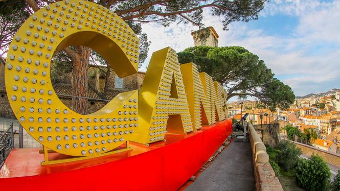 Under filmfestivalen i Cannes 2025 lyfte eller landade 750 privatflyg. Även i år fortsätter de att strömma in.