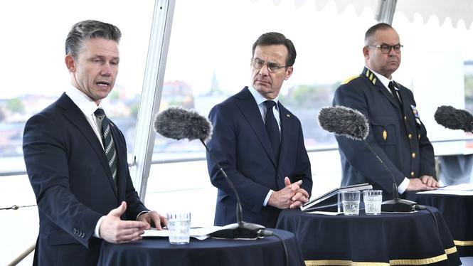 Försvarsminister Pål Jonson (M), statsminister Ulf Kristersson (M), och överbefälhavare Michael Claesson under en pressträff ombord på Visbykorvetten HMS Härnösand.