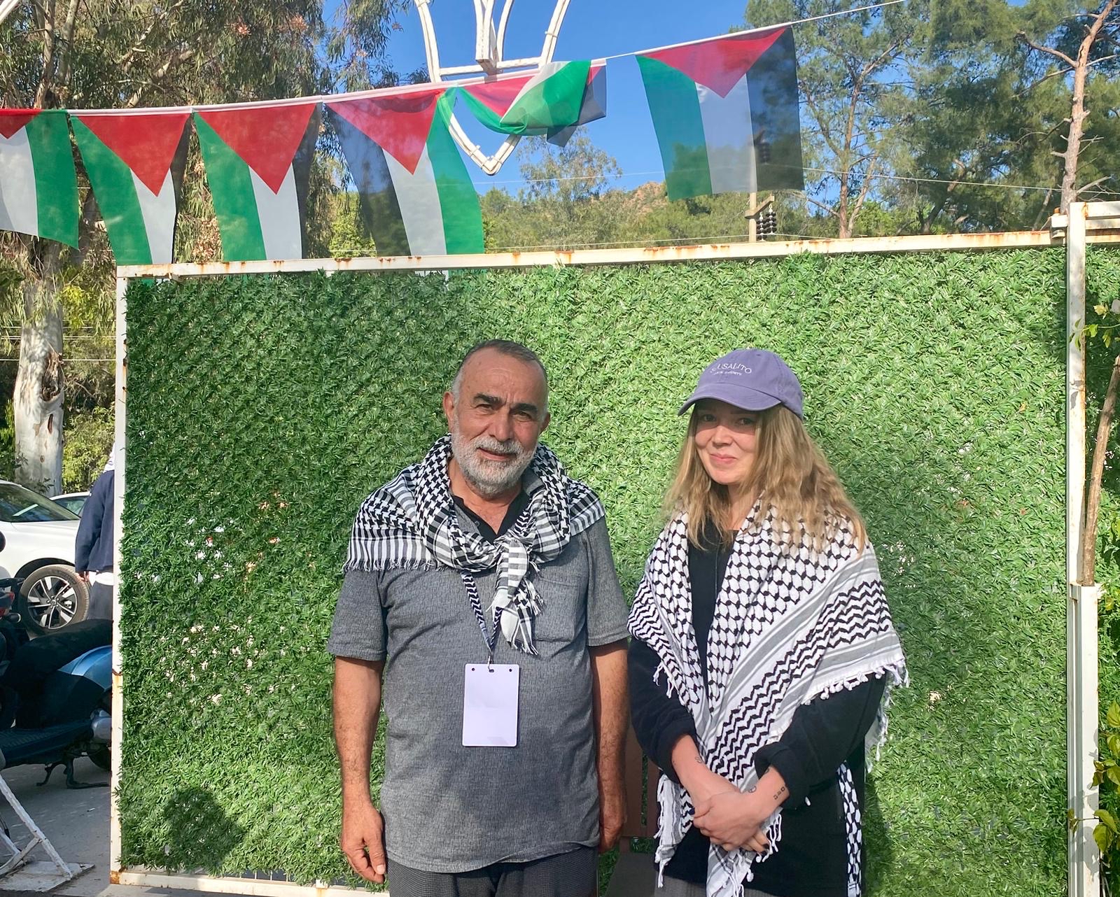 Emmy Snickars åkte med Global sumud flotilla, tills att hon och 400 andra greps av israeliska styrkor. Bredvid henne står Ali, som var med på fartyget Mavi Marmara 2010, då nio personer ur flottiljen dödades av israeliska styrkor. 