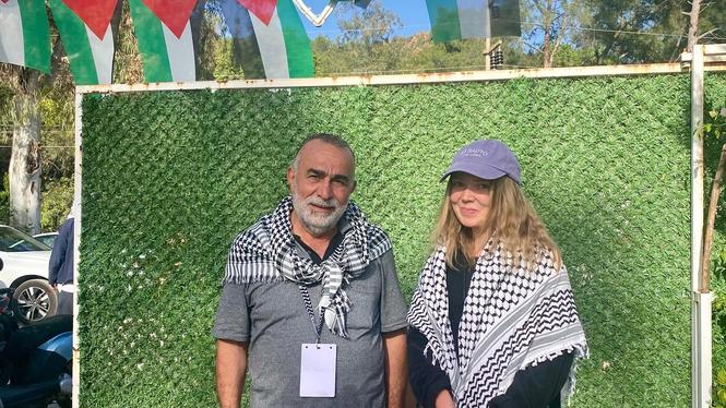 Emmy Snickars åkte med Global sumud flotilla, tills att hon och 400 andra greps av israeliska styrkor. Bredvid henne står Ali, som var med på fartyget Mavi Marmara 2010, då nio personer ur flottiljen dödades av israeliska styrkor. 