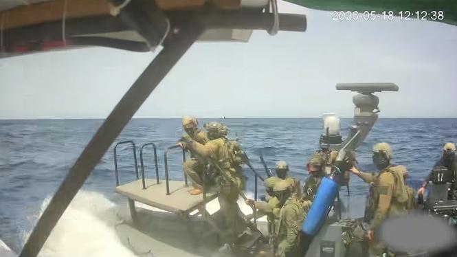 Israeliska militärer bordar en båt ur Global sumud flotilla på måndagen. Bilden är en skärmdump. 