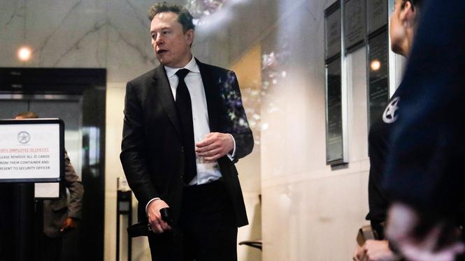 Elon Musk anländer till rättegången mot OpenAi i slutet av april. 