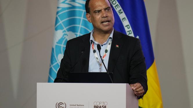 Vanuatus klimatminister Ralph Regenvanu. Vanuatu har varit drivande bakom den antagna FN-resolutionen om att begränsa klimatförändringar. Arkivbild. 
