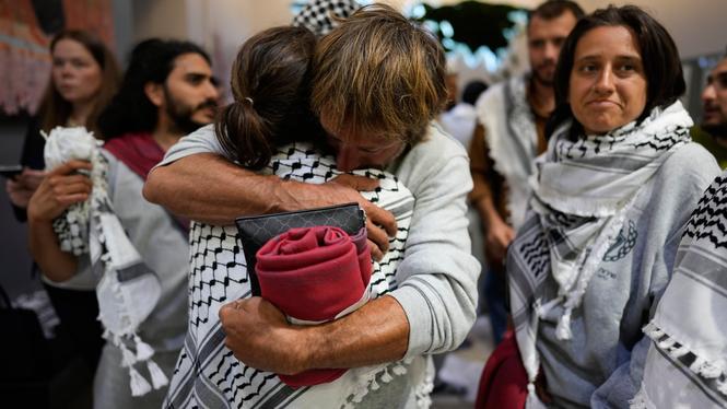 Aktivister från Global sumud flotilla på flygplatsen i Istanbul, Turkiet, under torsdagen. 
