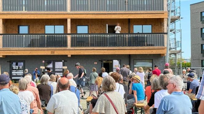 ETC Byggs grundare Johan Jenny Ehrenberg invigningstalar från en av husets balkonger.