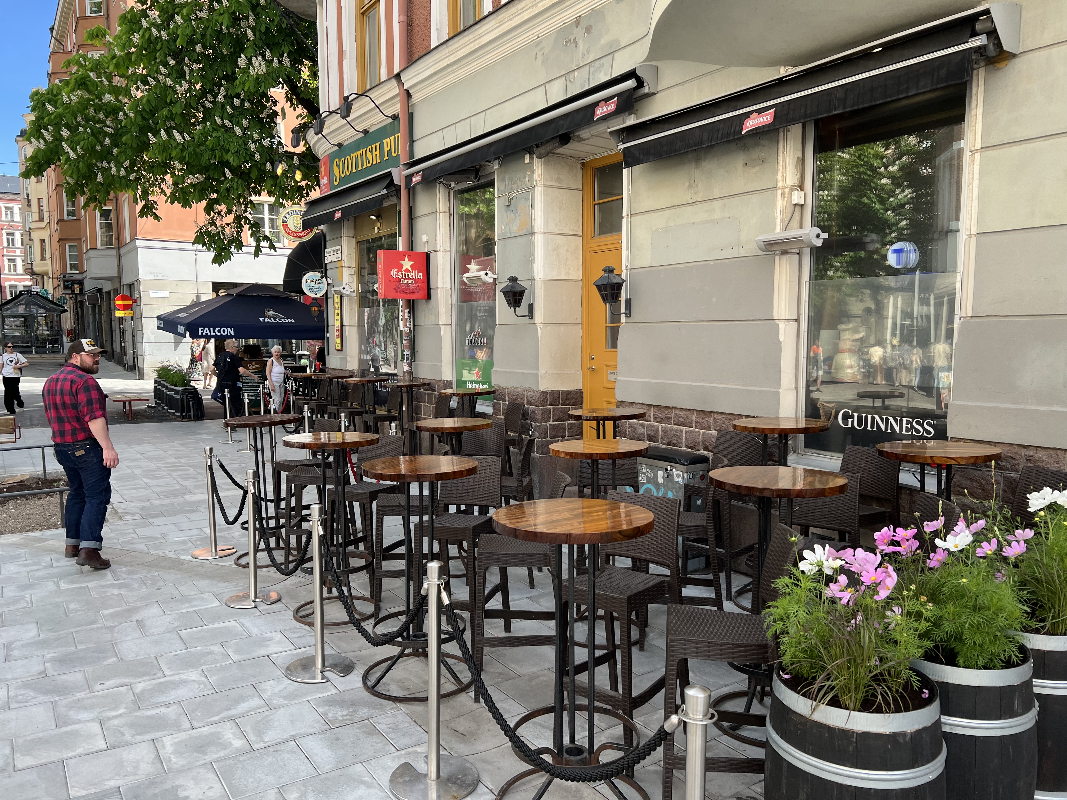 Side track är Sveriges äldsta gaybar. Efter en infekterad konflikt om ljudnivåer har man nu slagit upp portarna till en ännu större utservering.