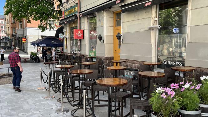 Side track är Sveriges äldsta gaybar. Efter en infekterad konflikt om ljudnivåer har man nu slagit upp portarna till en ännu större utservering.
