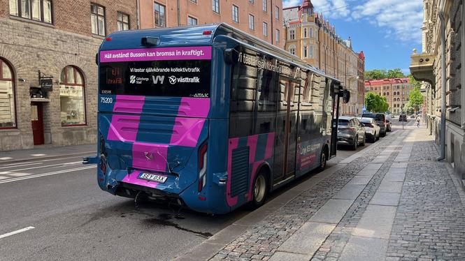 Den självkörande bussen gjorde en kraftig inbromsning och blev påkörd av en spårvagn.