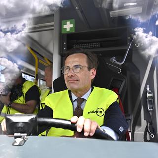 Statsminister Ulf Kristersson (M), besöker Charlottendal bussdepå i Gustavsberg.