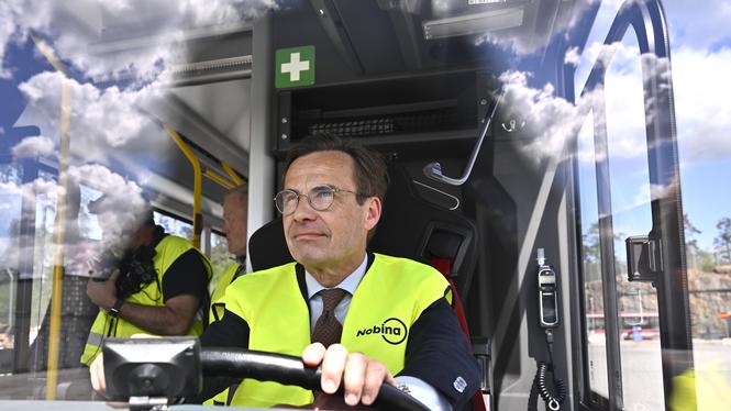 Statsminister Ulf Kristersson (M), besöker Charlottendal bussdepå i Gustavsberg.