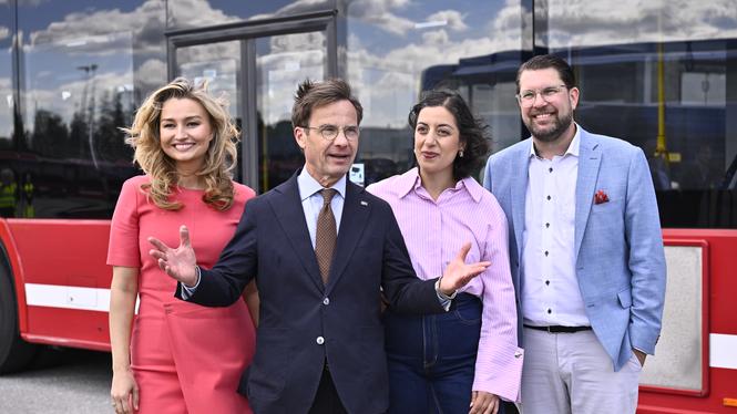 Energi- och näringsminister Ebba Busch (KD), statsminister Ulf Kristersson (M), utbildnings- och integrationsminister Simona Mohamsson och partiledare Jimmie Åkesson (SD), under pressträffen  kopplad till kollektivtrafiken.