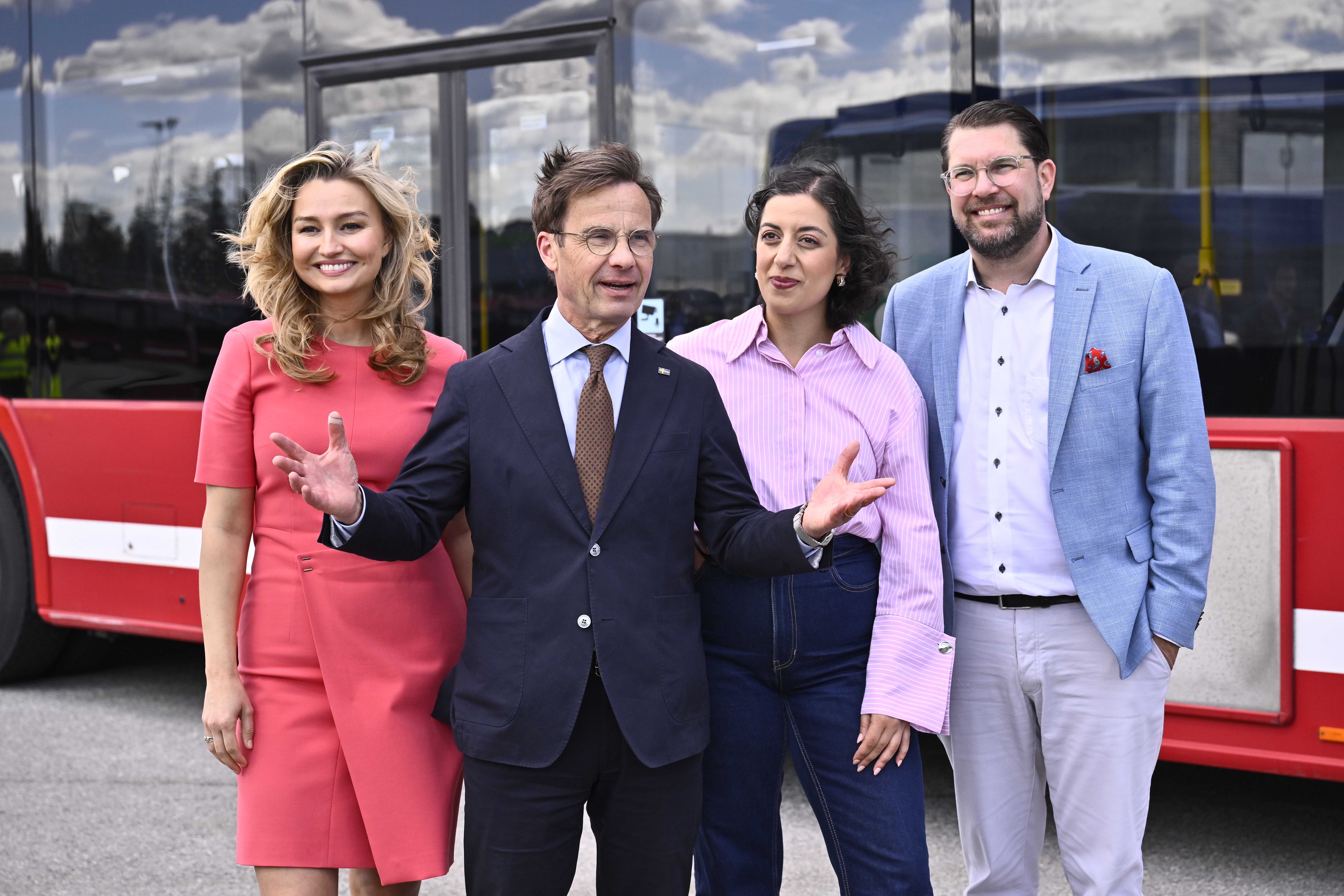 Energi- och näringsminister Ebba Busch (KD), statsminister Ulf Kristersson (M), utbildnings- och integrationsminister Simona Mohamsson och partiledare Jimmie Åkesson (SD), under pressträffen  kopplad till kollektivtrafiken.