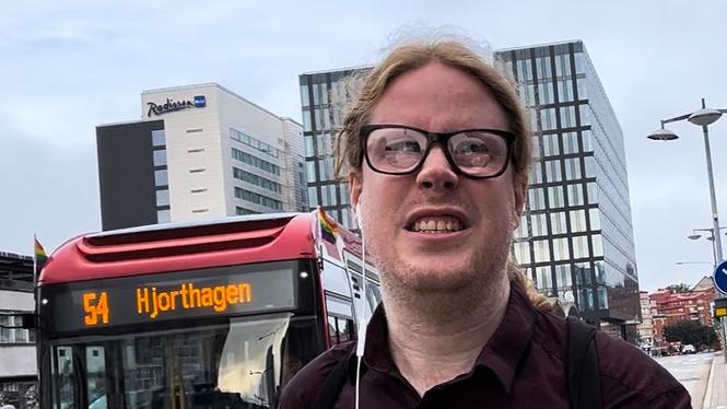 Fredrik Jonsson, alias Fredskronk, har rönt stor uppmärksamhet genom att dokumentera sina långa resor i kollektivtrafiken.