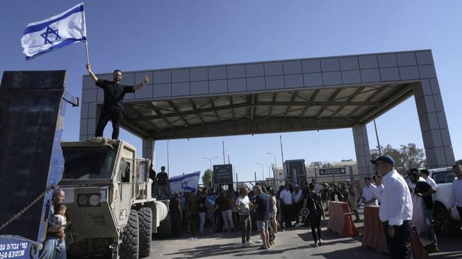 Protester utanför det israeliska fängelset Sde Teiman i juli 2024, i samband med att flera israeliska soldater utreddes för misshandel och sexuella övergrepp mot en palestinsk fånge.