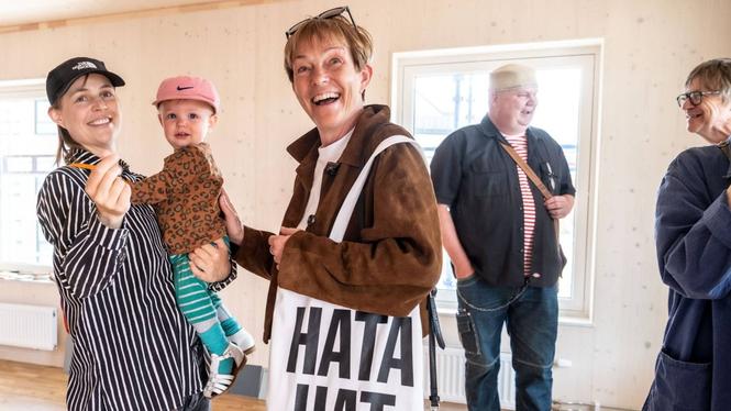 Festdeltagare besöker en av husets lägenheter.