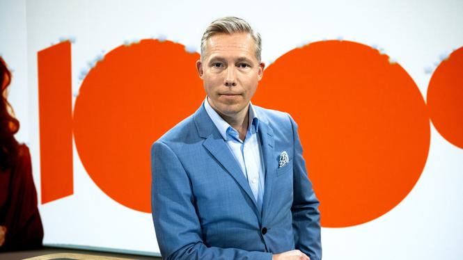 Henrik Jönsson i studion för ”100 procent”.
