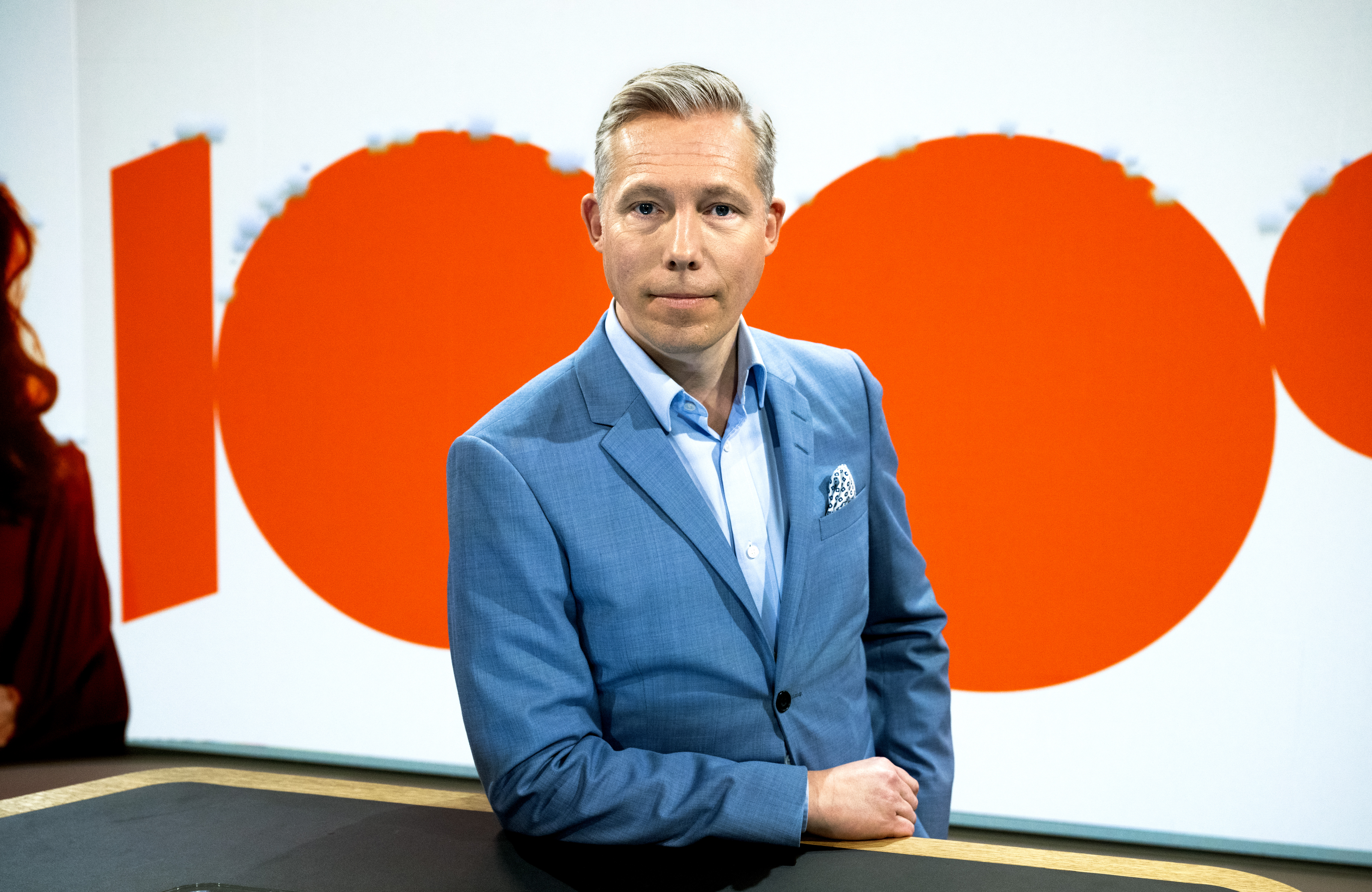 Henrik Jönsson i studion för ”100 procent”.
