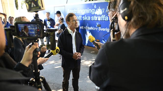 Statsminister Ulf Kristersson (M) anländer till Norrköping för pressträff.