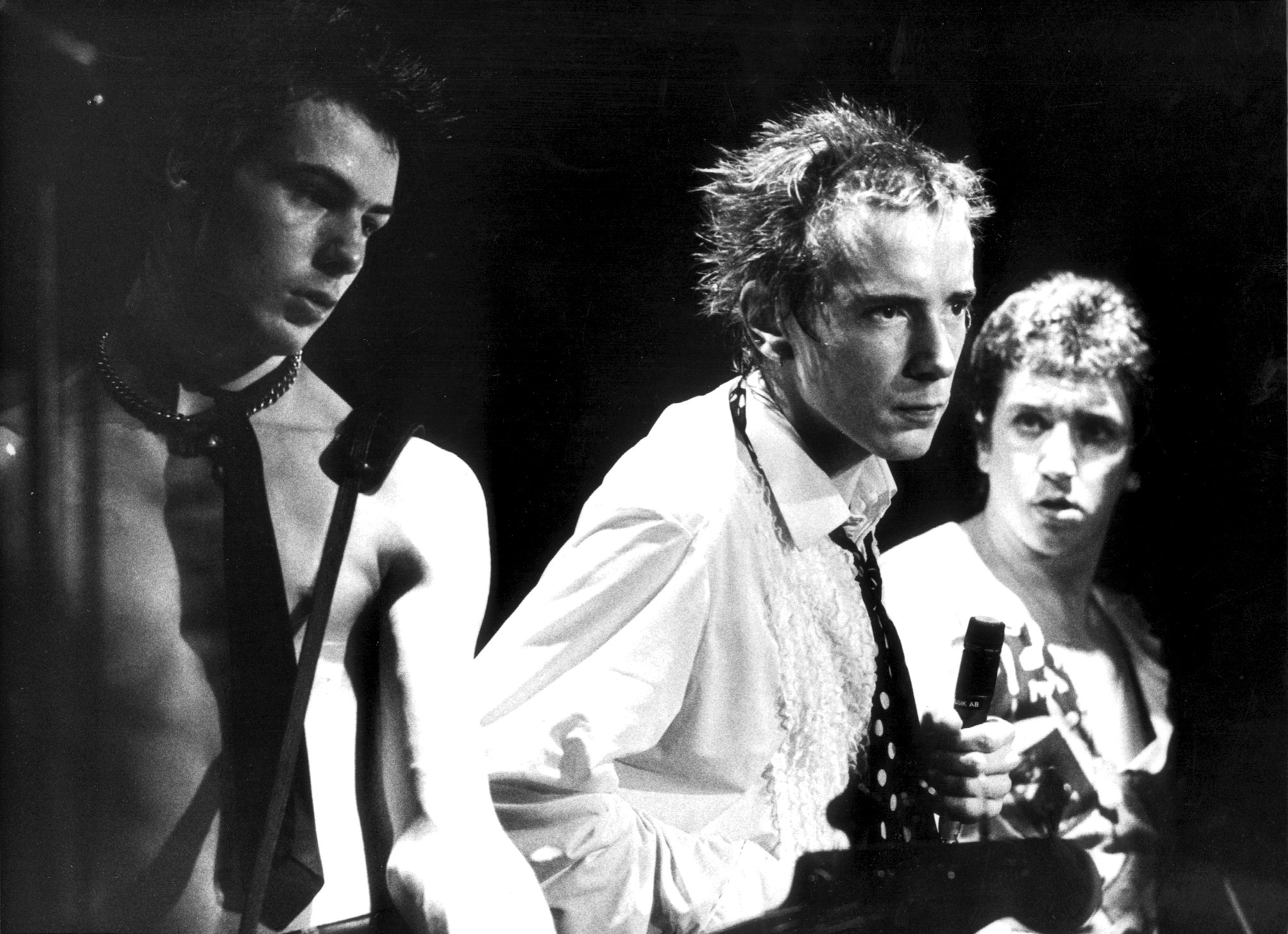 Sex Pistols under konsert i Stockholm, Sid Vicious till vänster.