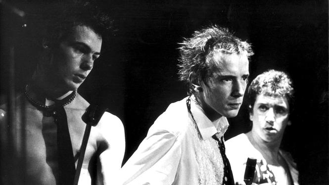 Sex Pistols under konsert i Stockholm, Sid Vicious till vänster.