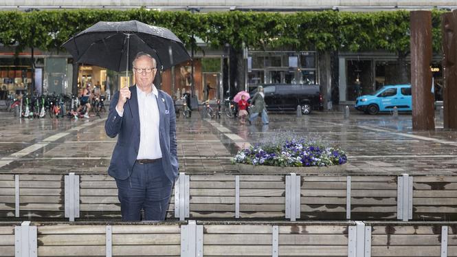 Gunnar Hökmark står kvar när partiet har pendlat mellan migrationsliberalism och hårda tag.