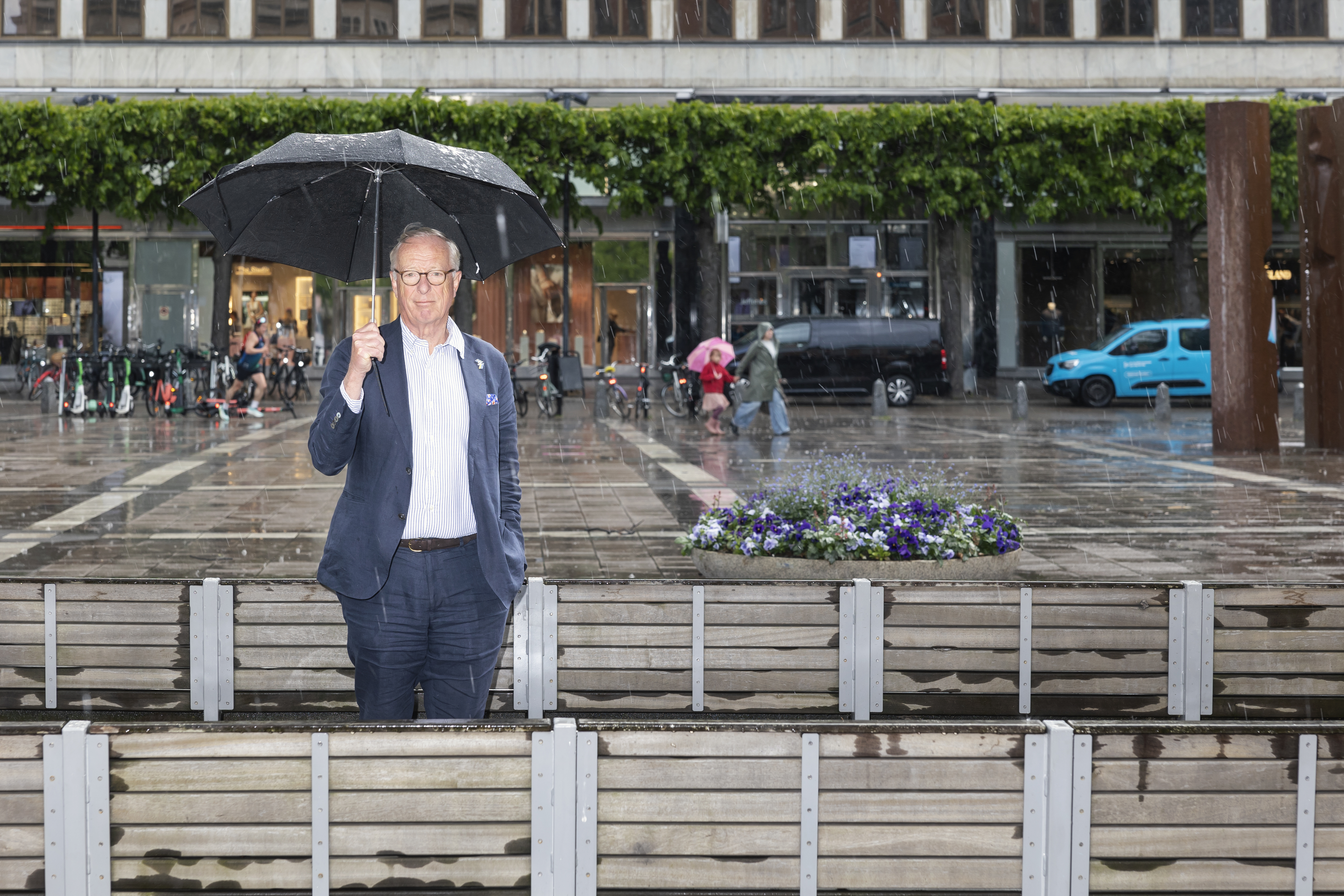 Gunnar Hökmark står kvar när partiet har pendlat mellan migrationsliberalism och hårda tag.