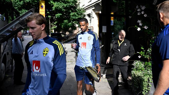 Alexander Isak kliver på bussen mot Bosön, i samband med hans övergång till Liverpool.