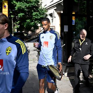 Alexander Isak kliver på bussen mot Bosön, i samband med hans övergång till Liverpool.