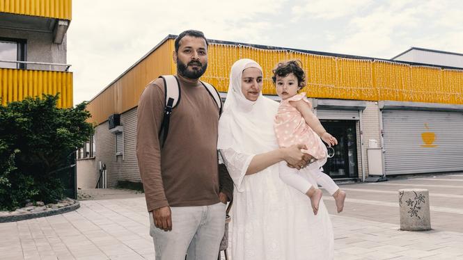 Attika Sadia och Sajid Ali har funderat mycket över hur de använder sina mobiler framför dottern och är överens om att försöka undvika det så gott det går. 