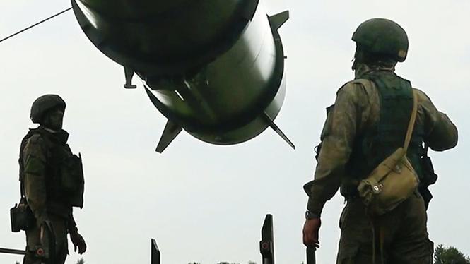 Ryska trupper övar på att avfyra kärnvapen.