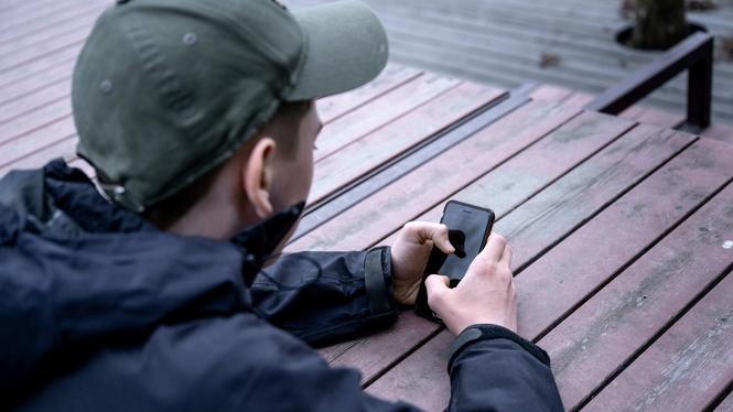 Polisen i Stockholm upptäcker många unga från andra kommuner som är på väg att rekryteras till morduppdrag.  
