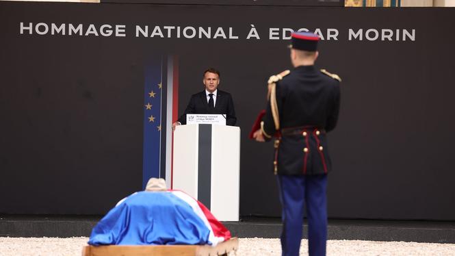 President Emmanuel Macron talar intill  Edgar Morins kista i Paris.