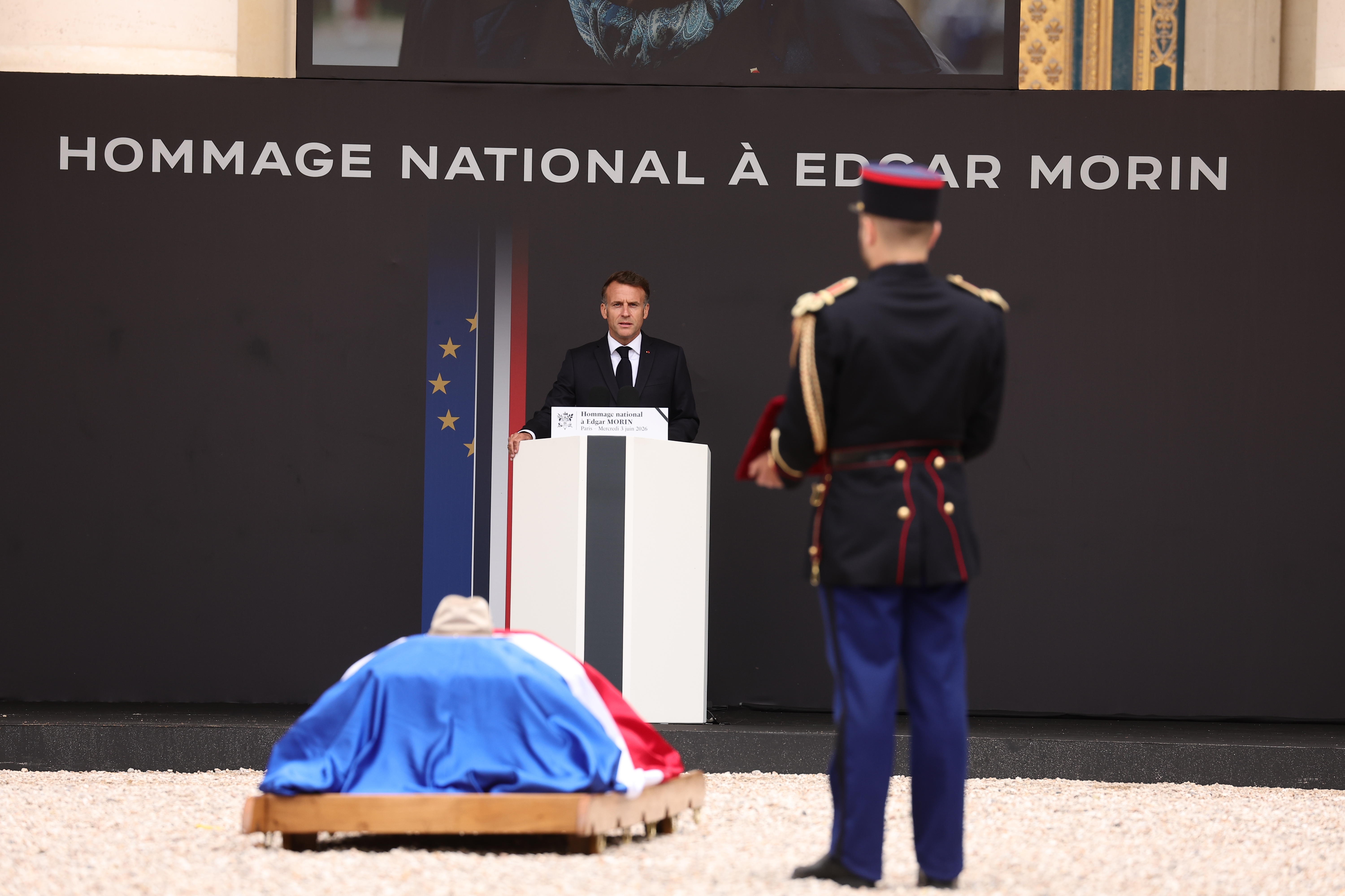President Emmanuel Macron talar intill  Edgar Morins kista i Paris.