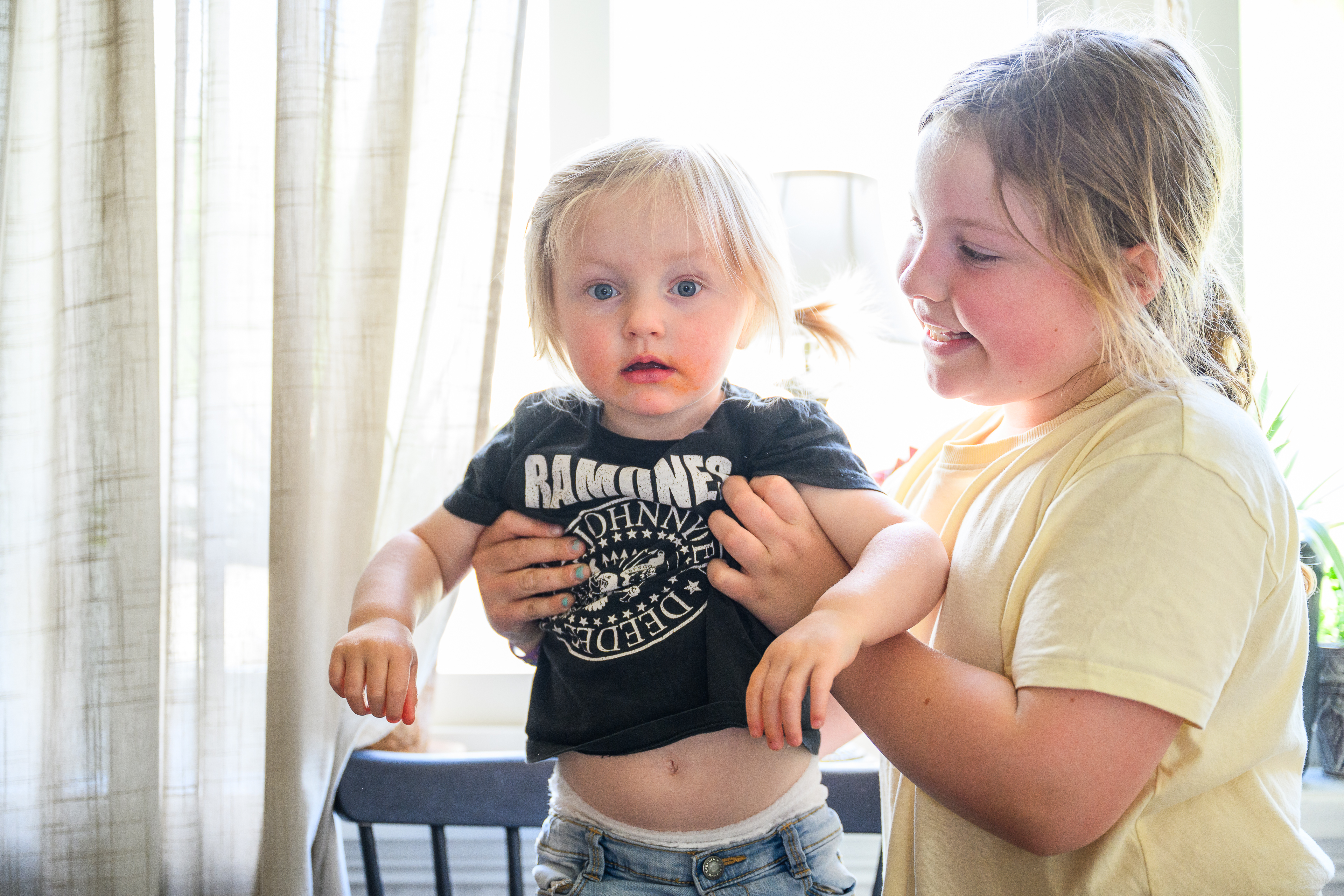 1,5-åriga Emma med nioåriga storasyster Greta bor i Älvdalen.