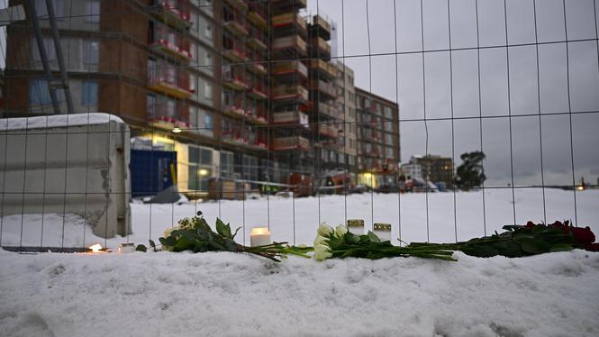 Blommor och ljus vid olycksplatsen i Ursvik i Sundbyberg där fem män omkom. Bild från december 2023.