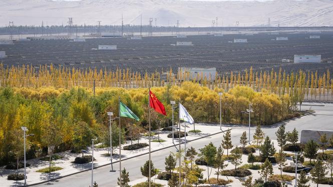 Den jättelika solkraftsanläggningen Gansu Dunhuang solar park i Kina.