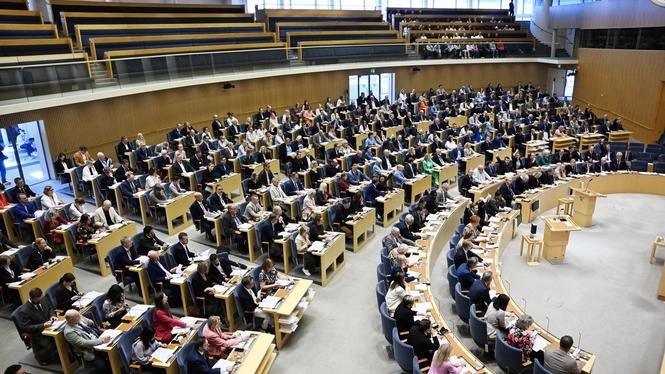 Fullsatt i plenisalen under omröstning i riksdagen. Arkivbild.
