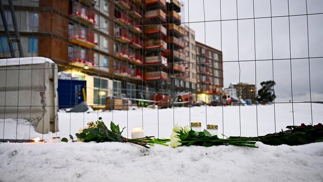 Blommor vid olycksplatsen i Ursvik i Sundbyberg där fem män omkom i en hissolycka.