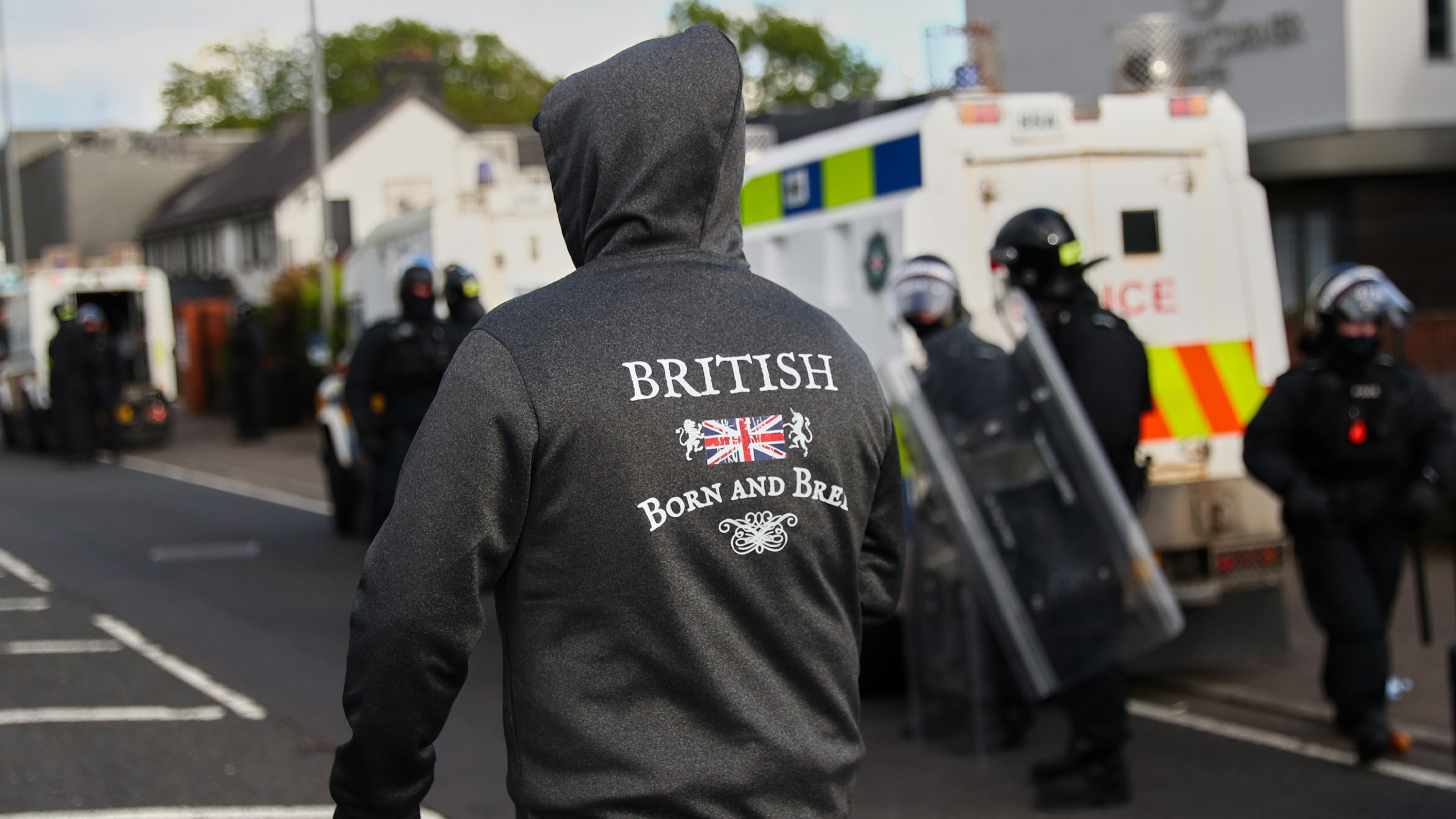 Det pågår våldsamma, högerextrema upplopp i Belfast.