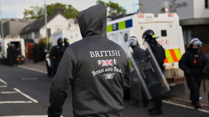 Det pågår våldsamma, högerextrema upplopp i Belfast.