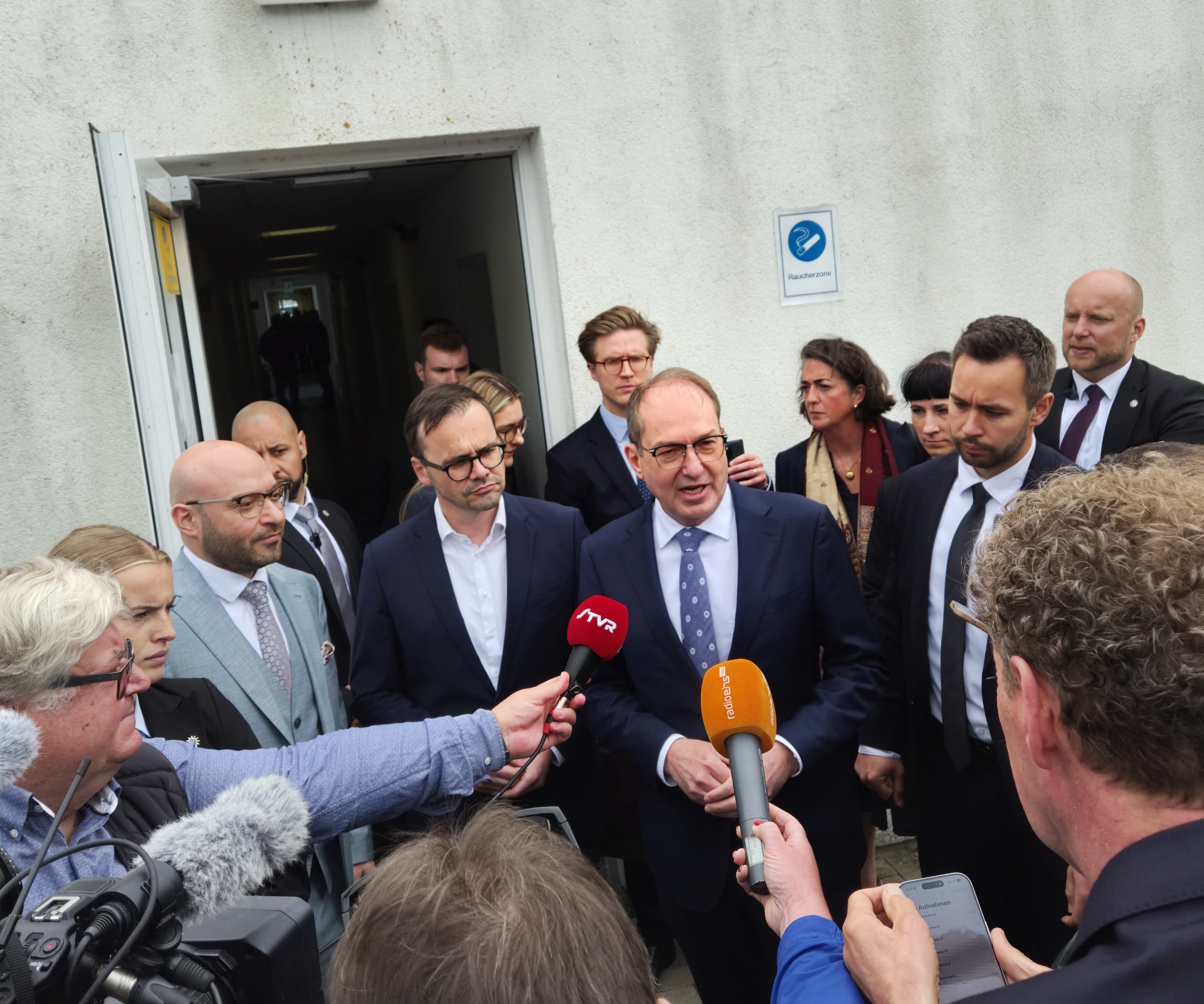 ”Det är en anläggning som motsvarar behoven. Den är tillräcklig och erbjuder kök, uppehållsrum och sovplatser”, sa Tysklands inrikesminister Alexander Dobrindt.