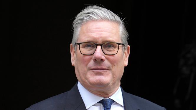 Storbritannien ska förbjuda personer under 16 år att använda en rad appar för sociala medier, enligt  premiärminister Keir Starmer.